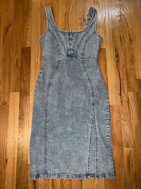 Sleeveless Light Blue Denim Midi Dress with Front Zip